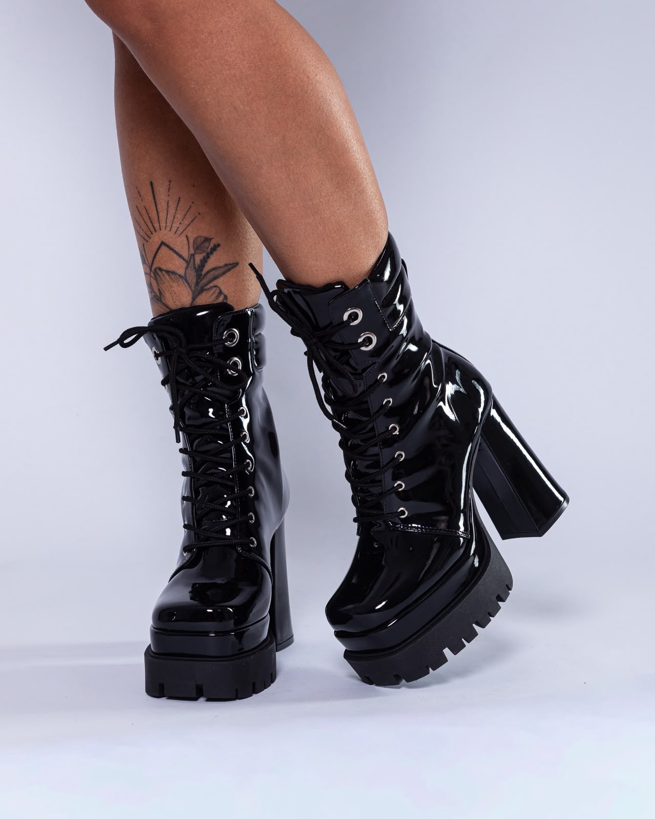 Bota Salto Tratorado Feminina Cadarço Luxuosa Premium Tendência Mo