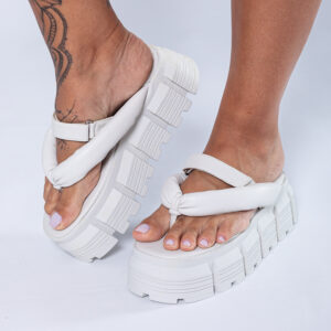 Sandália Feminina Tratorada De Velcro